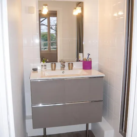 Apartament Contemporain A Cognac, 50 M² - Parking.