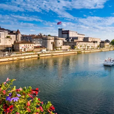 Apartament Contemporain A Cognac, 50 M² - Parking.